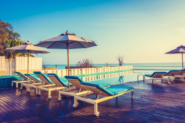 Güzel lüks otel yüzme havuzunda