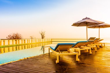 Güzel lüks otel yüzme havuzunda
