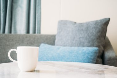 Taş masada beyaz kahve fincanı