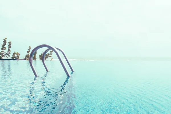 Piscina com escadas — Fotografia de Stock