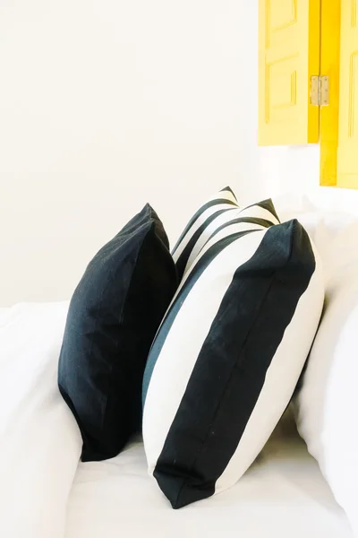 Piękne luksusowe poduszki na sypialnię — Zdjęcie stockowe