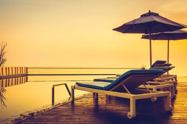 Piscina con puesta de sol y crepúsculo —  Fotos de Stock