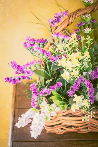 Flores vintage en cesta — Foto de Stock