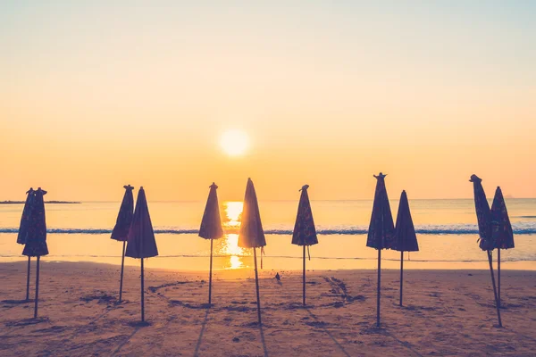 Piękna sylwetka parasol na plażę i morze — Zdjęcie stockowe