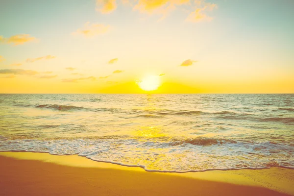 Solnedgång med havet och stranden — Stockfoto