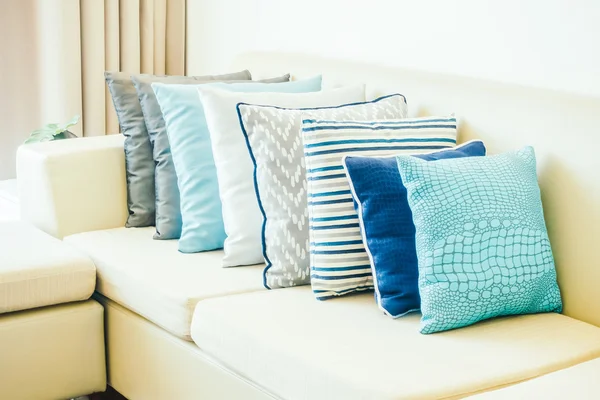 Gyönyörű luxus párnák a kanapén — Stock Fotó