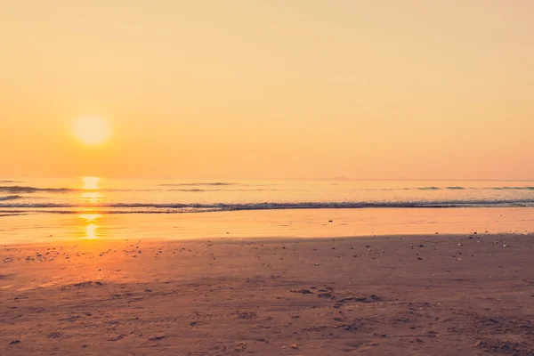 Nascer do sol bonito na praia — Fotografia de Stock