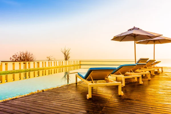 Schöner Luxus-Pool im Hotel — Stockfoto