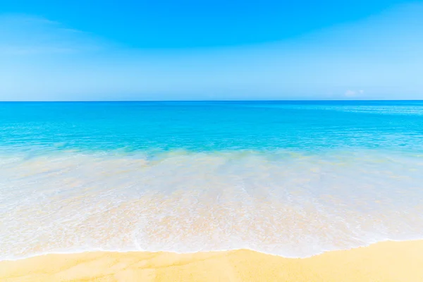 Hermosa playa tropical y el mar — Foto de Stock