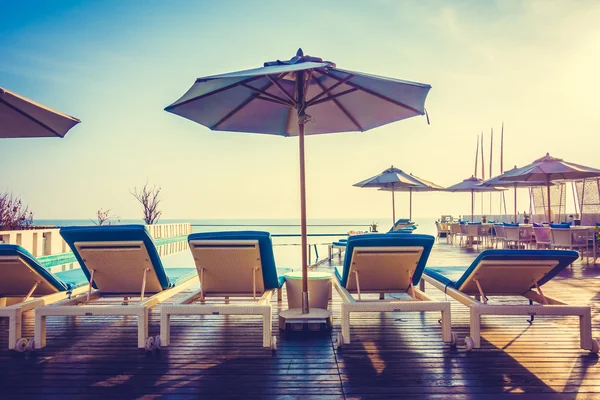 Schöner Luxus-Pool im Hotel — Stockfoto