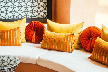 Güzel lüks yastıklar Divan