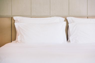 Yatakta güzel lüks yastıklar