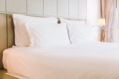 Yatakta güzel lüks yastıklar