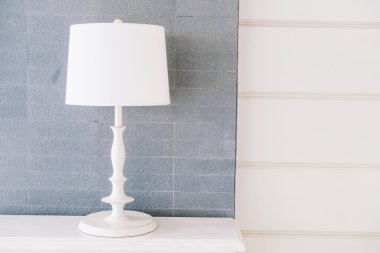 Beyaz oturma odasında ışık lamba