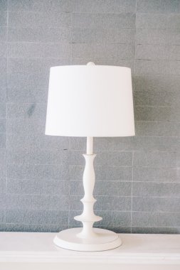 Beyaz oturma odasında ışık lamba