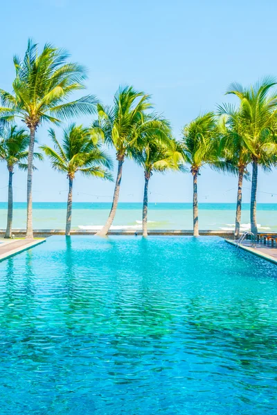 Bella piscina di lusso — Foto Stock