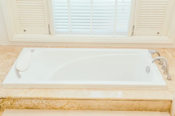 Décoration de baignoire dans la salle de bain intérieure — Photo