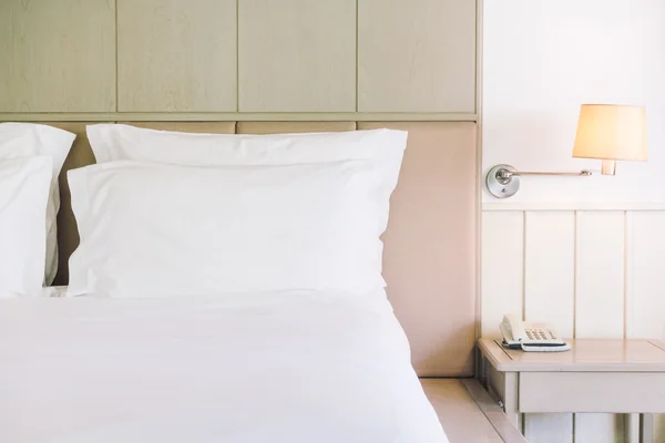 Красивые роскошные подушки на кровати — стоковое фото