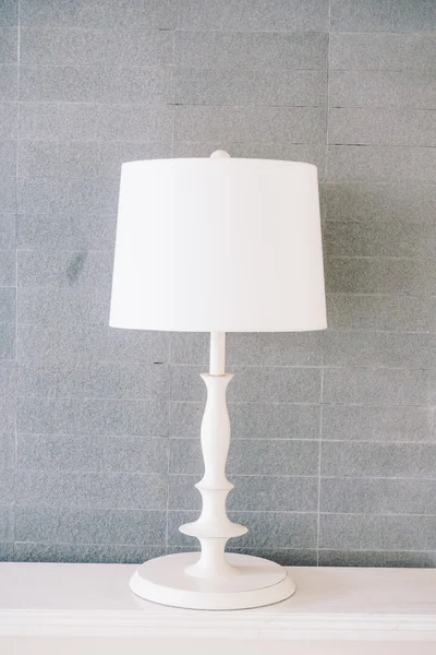 Beyaz oturma odasında ışık lamba