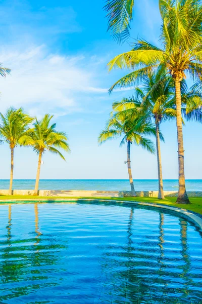 Bella piscina di lusso — Foto Stock