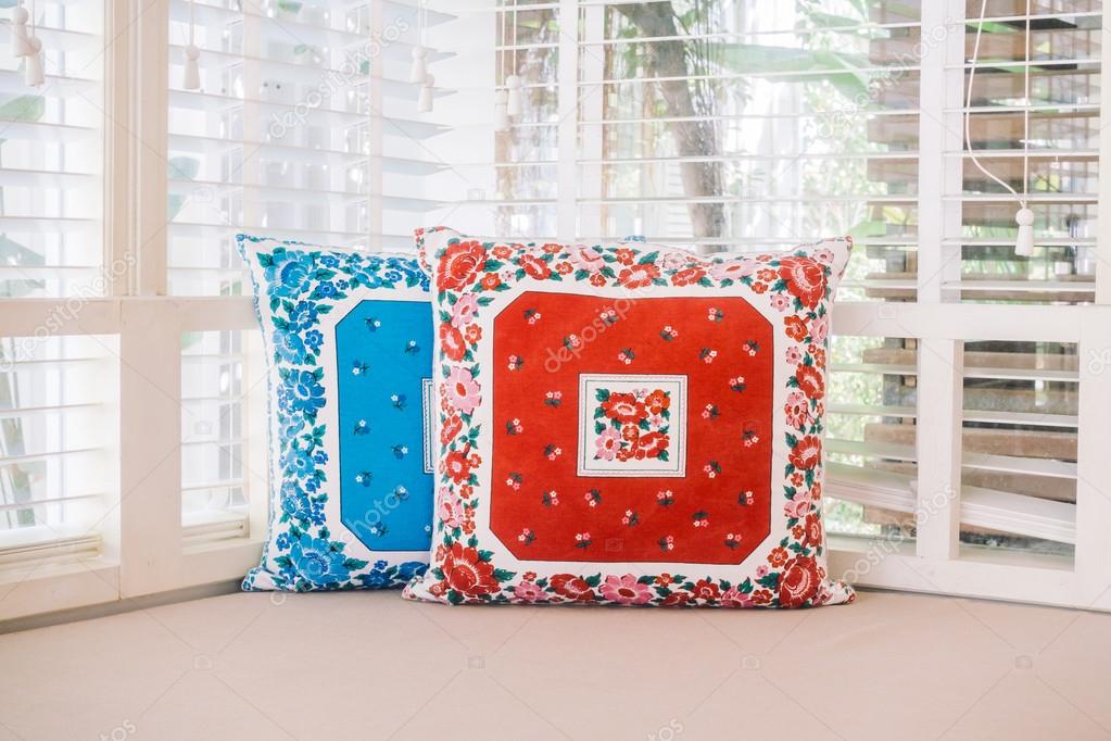 Almohadas en el sofá — Foto de stock © mrsiraphol #100836544