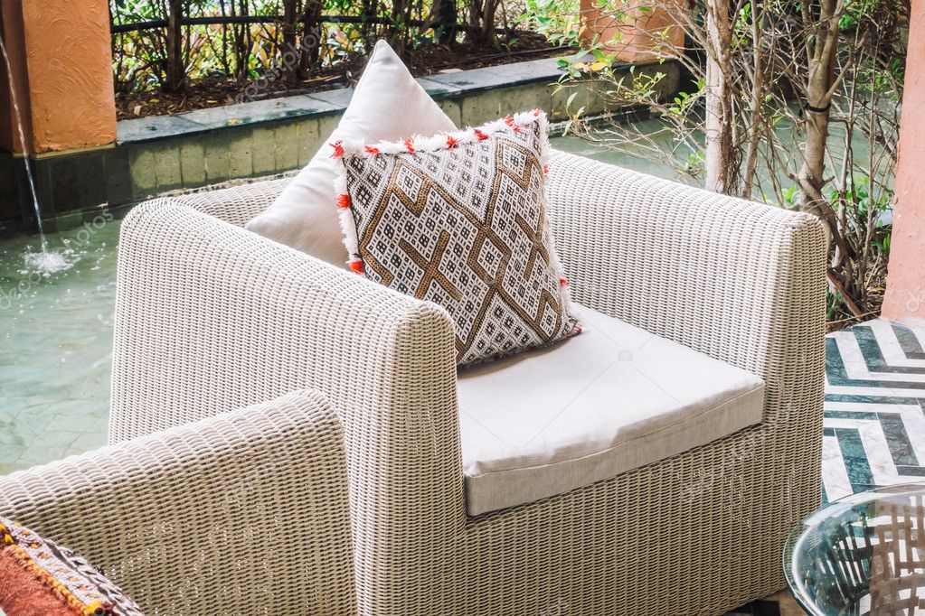 Hermosas almohadas de lujo en el sofá decoración en el interior del