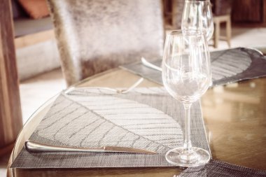 Yemek masası üzerinde boş şarap bardakları