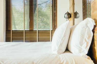 Yatak Dekorasyon beyaz yastıklar