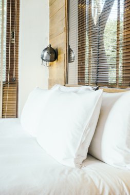 Yatak Dekorasyon beyaz yastıklar