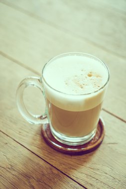 Kahve dükkanında kahve fincanı.