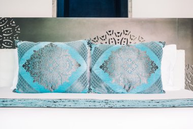 Yatakta güzel lüks yastıklar