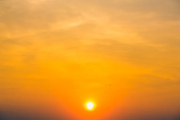 Prachtige zonsondergang aan de hemel — Stockfoto