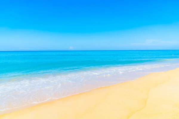 Hermosa playa tropical y el mar — Foto de Stock