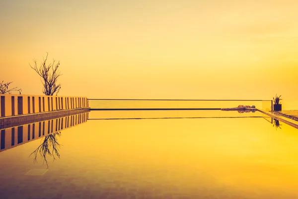 Piscina con puesta de sol y crepúsculo —  Fotos de Stock