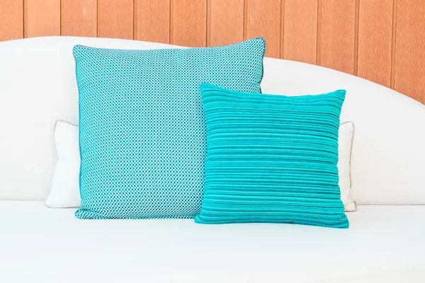 Krásný polštář na posteli — Stock fotografie