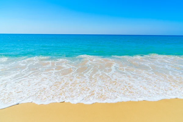 Hermosa playa tropical y el mar — Foto de Stock