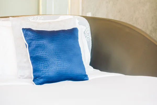 Belos travesseiros de luxo na cama — Fotografia de Stock