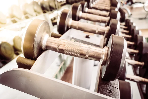 Equipamento Dumbbell na sala de fitness ginásio — Fotografia de Stock