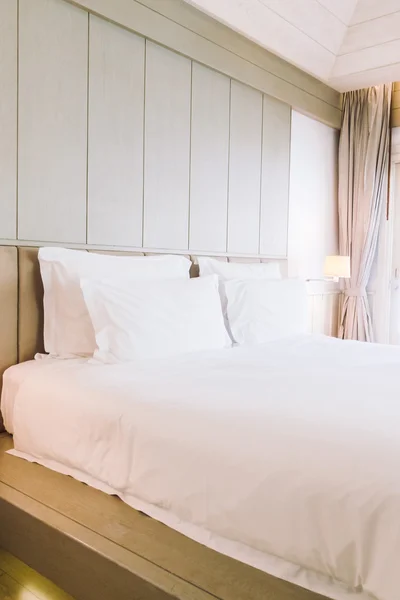 ベッドの上の美しい高級枕 — ストック写真