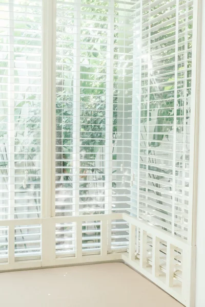 Janela de persianas no interior do quarto — Fotografia de Stock