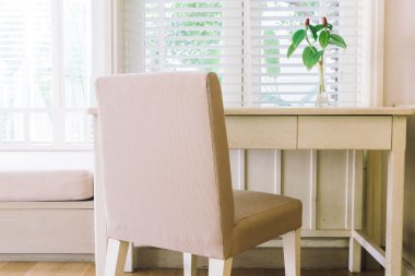 Boş masa ve sandalye