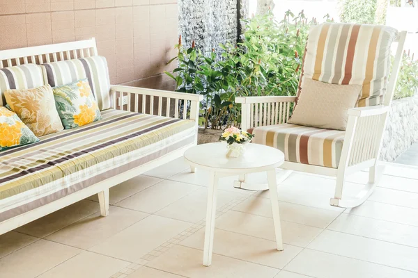 Hermosas almohadas de lujo en la decoración del sofá — Foto de Stock