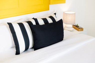 Güzel lüks yastık yatak üzerinde