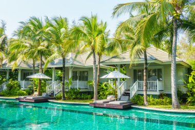 Güzel lüks otel yüzme havuzunda