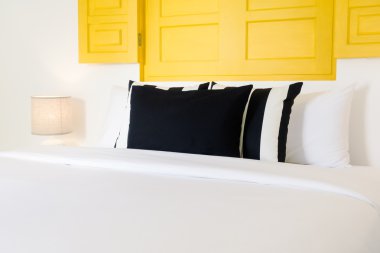 Güzel lüks yastık yatak üzerinde