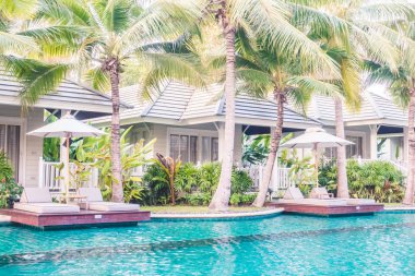 Şemsiyeleri ve sandalyeler Yüzme Havuzu etrafında