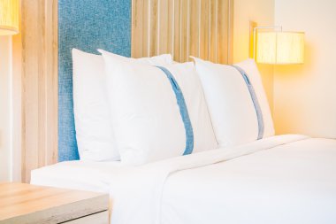 Yatakta güzel lüks yastıklar