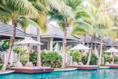 Şemsiyeleri ve sandalyeler Yüzme Havuzu etrafında