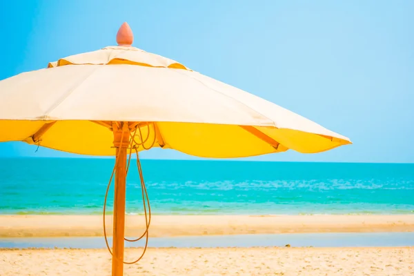 Paraguas en la playa con hermoso mar tropical — Foto de Stock