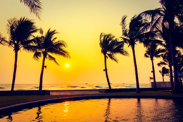 Ve plaj ve palmiye ağaçlarının Silhouettes — Stok fotoğraf